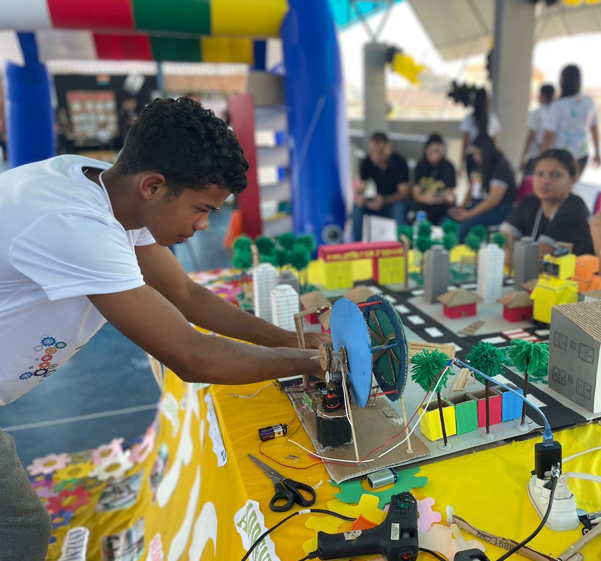 Crianças Com O Jogo Da Invenção Na Escola Da Robótica Foto de