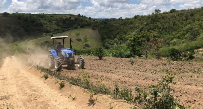 Prefeitura inicia recuperação de estradas da Zona Rural e coloca maquinário à disposição dos produtores