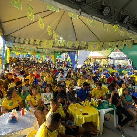 Arena reúne centenas de pessoas na estreia do Brasil na Copa do Mundo