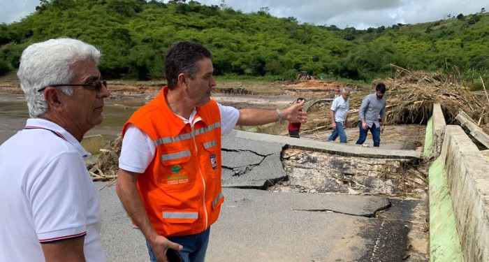 Prefeito recebe equipe do DER para vistoriar pontes afetadas pela enchente