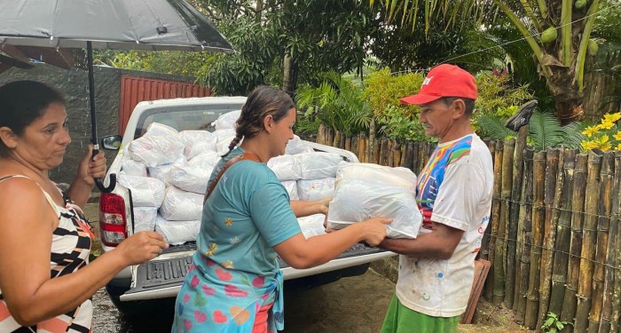 Prefeitura entrega cestas básicas e alimentação aos atingidos pela enchente
