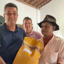 Prefeitura entrega mais de 2 toneladas de milho e uma carreta agrícola