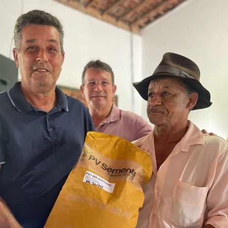 Prefeitura entrega mais de 2 toneladas de milho e uma carreta agrícola