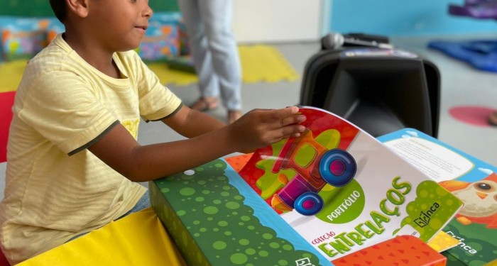 Coleção Entrelaços: Prefeitura entrega material didático aos alunos da Educação Infantil