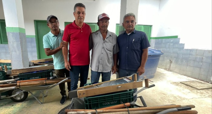 Agricultura entrega 200 kits de ferramentas para produtores