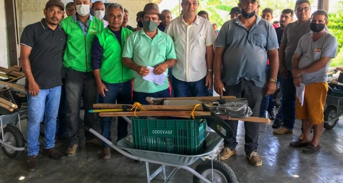 Prefeitura entrega novos 60 kits de ferramentas para agricultores