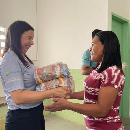 Assistência Social entrega kits alimentícios do programa Mesa Brasil do Sesc